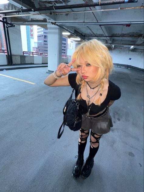 blonde wolfcut coquette gyaru grunge y2k mullet asian style inspo emo goth makeup tutorial douyin fashion Y2k Mullet, Emo Goth Makeup, Blonde Wolfcut, Blond Goth, Makeup Tutorial Douyin, Gyaru Goth, Goth Gyaru, Gyaru Grunge, Asian Goth