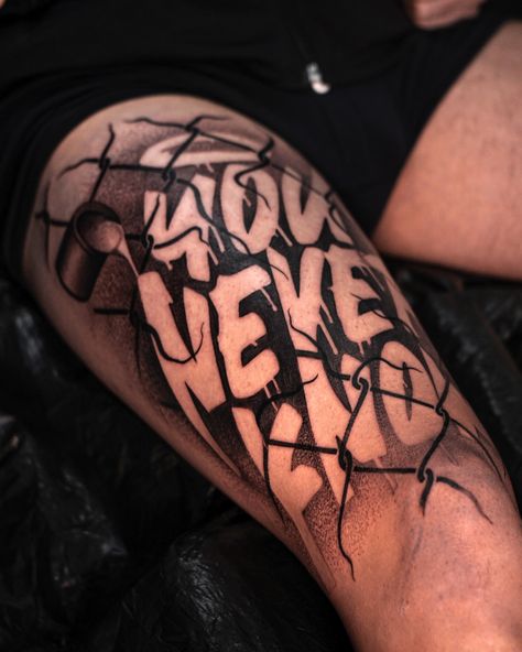 Lettering style 🤙🏼 “You never know” #tattoo #lettering #letteringtattoo #chicano #chicanotattoo #tattooformen #criminaltattoo #blacktattoo Chicano Style Tattoo Design, Chicano Lettering Tattoo, Tatto Letters, Chicano Tattoos Lettering, Lettering Frases, Tattoo Graffiti, Chicano Lettering, Chicano Style Tattoo, Graffiti Tattoo