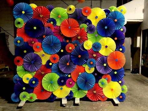 Back Stage Decoration, Event Ideas Creative, Flower Decoration For Ganpati, Farewell Decorations, Glitter Paper Crafts, Gala Decorations, Home Flower Decor, Birthday Decorations At Home, Paper Fan Decorations