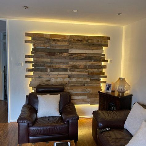 Pallet Wall With Lights Behind It, Grey Plank Wall, Pallet On Wall, Wooden Wall Design Interiors, Pallet Cladding, Pallet Wall Bedroom, Tv Hanger, Pallet Wall Ideas, Wood Wall Cladding