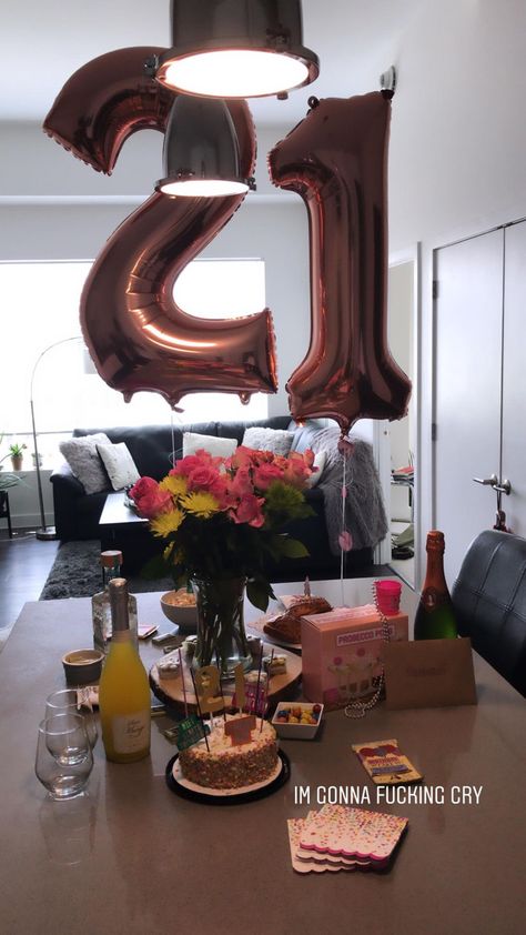 Girlfriends 21st Birthday Ideas, 12am Birthday Surprise, Small Birthday Surprise, Aesthetic Surprise Party, Roommate Birthday, 21st Birthday Surprise Ideas, 21st Birthday Surprise, Small Surprise Party Ideas, Birthday Surprise Ideas For Sister