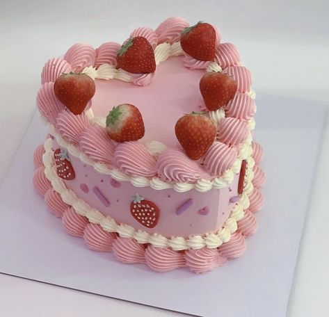 Strawberry Shortcake Birthday Cake, Heart Birthday Cake, Bolo Vintage, Strawberry Birthday Cake, Shortcake Cake, Strawberry Shortcake Birthday, Strawberry Shortcake Cake, Vintage Birthday Cakes, Pinterest Cake