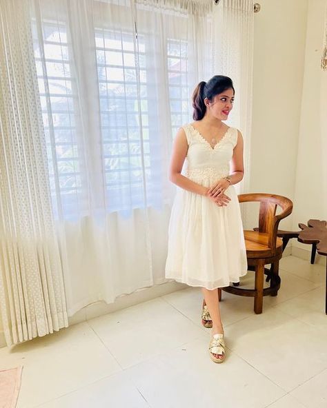 Frocks For Teenager, Instagram Hilight, Cotton Dress Summer Casual, Bridal Maid Dress, Frocks For Women, Frock Ideas, Simple Frock, Cotton Dress Pattern, Simple Kurta