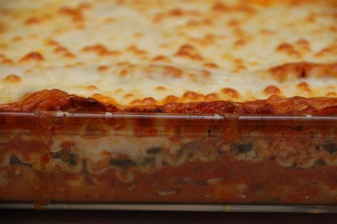 Spinach, Cottage Cheese and Meat Lasagna – Eatapedia Spinach And Meat Lasagna, Spinach Cottage Cheese, Lasagna No Meat Recipe, Lasagna With Cottage Cheese, Hamburger Dishes, Best Lasagna Recipe, Meat Lasagna, Cheese Lasagna, Hamburger Meat Recipes