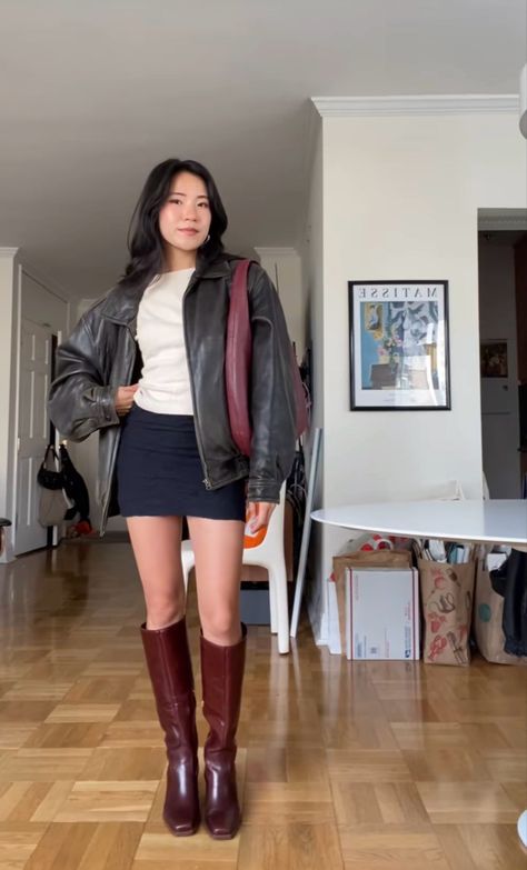 Long Boots Skirt Outfit, Boots Inspo Outfit, Maroon Boots Outfit Knee High, Outfits With Maroon Boots, Gonna Marrone Outfit, Burgundy Boot Outfit, Maroon Knee High Boots Outfit, Knee High Burgundy Boots Outfit, Mahogany Boots Outfit