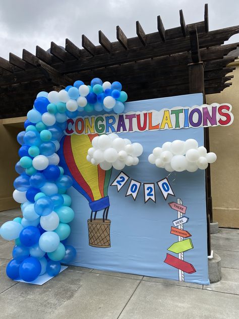 Graduate Backdrop Ideas, Preschool Backdrop Ideas, Kindergarten Graduation Backdrop Ideas, Graduation Kindergarten Decoration, Diy Graduation Backdrop Ideas, Backdrop Graduation Ideas, Preschool Graduation Stage Decorations, Backdrop For School Event, Preschool Graduation Ideas Decorations Stage