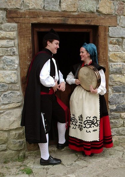 Spanish Costume, Asturian, Spain Culture, Costumes Around The World, Asturias Spain, Flamenco Dress, Spanish Culture, Folk Clothing, Period Dress