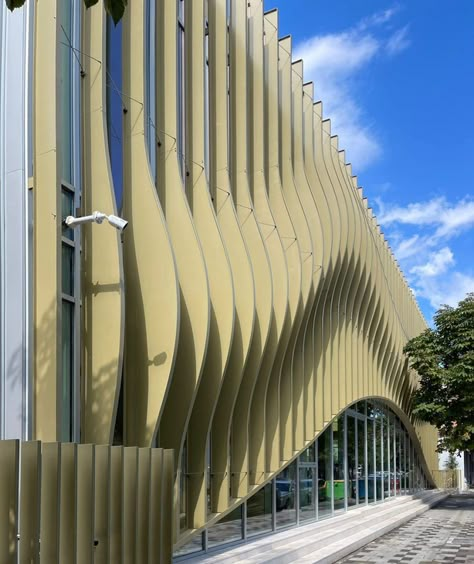 Study and learn without getting bored: The "Sami Frashëri" School Curved Facade Architecture, Sun Shading Facade, Parametric Facade Design, Parametric Facade, Arch Building, Metal Facade, Facade Architecture Design, Getting Bored, Parametric Architecture