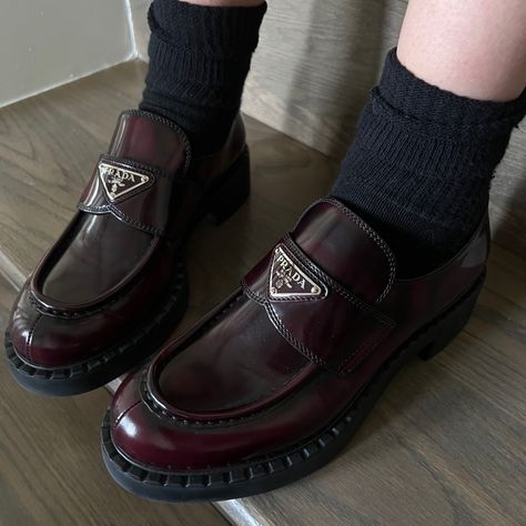 Loafers Aesthetic, Loafers Outfit Women, Dark And Light Academia Aesthetic, Academia Chic, Prada Loafers, Red Loafers, Silly Clothes, Loafers Outfit, Light Academia Aesthetic