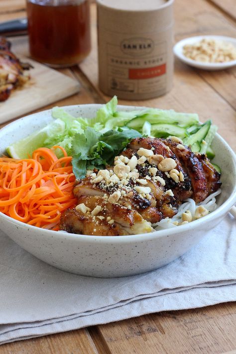 Vermicelli Bowl Chicken, Lemongrass Beef Vermicelli Bowl, Chicken Vermicelli Bowl, Beef Vermicelli, Vermicelli Bowl, Chicken Vermicelli, Vermicelli Salad, Lemongrass Chicken, Noodle Salad