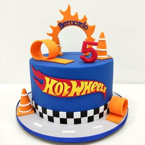 Bolo Hot Wheels: 70 ideias radicais para quem ama velocidade Digger Birthday Cake, Hot Wheels Themed Birthday Party, Birthday Party Paper Decorations, Bolo Hot Wheels, Toddler Birthday Cakes, Hot Wheels Cake, Wheel Cake, Hotwheels Birthday Party, Hot Wheels Party