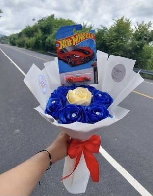 How To Make A Hot Wheels Bouquet, Ramo For Boyfriend, Ramos Hot Wheels, Hot Wheels Gift Ideas, Bouquets For Men, Hot Wheels Bouquet, Ribbon Rose Bouquets, Ribbon Flowers Bouquet, Valentine Gift Baskets