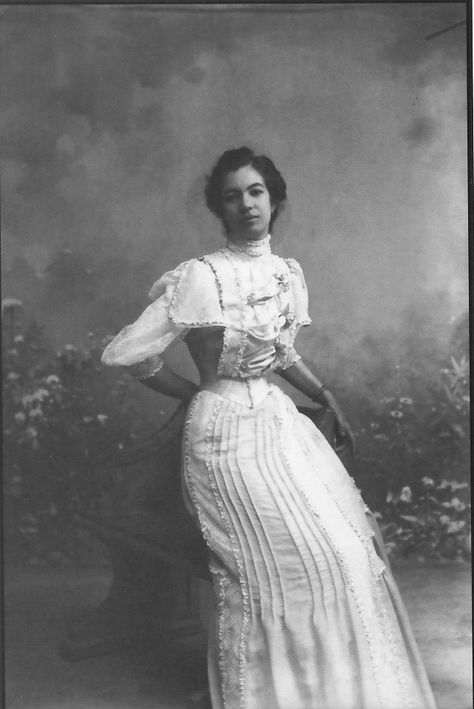 Afro-Mexican Young Woman, Guanajuato, 1910, Romualdo García Mexican Aesthetic, Mexican Hairstyles, Mexican People, Traditional Mexican Dress, Mexico Fashion, Fashion 1910, African Ancestry, Mining Town, Mexican Fashion