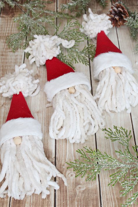 Santa Claus Gnomes Diy, Diy Santa Gnome, Diy Christmas Tree Crafts, Diy Santa Ornaments, Christmas Knomes, Santa Gnomes, Felt Yarn, Santa Gnome, Diy Santa