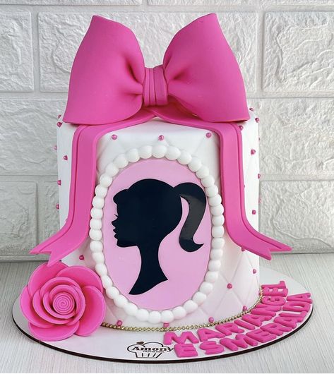 Barbie Cake 6th Birthday, Barbie Cake 7th Birthday, Barbie Cake Fondant, Barbie Cake Ideas Birthdays, Barbie Cake Birthday, Barbie Theme Cake, Barbie Pasta, Pink Birthday Cake Ideas, Barbie Themed Cake