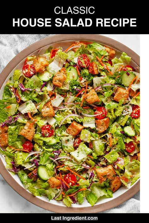 Classic House Salad Summer Picnic Salads, Picnic Salad Recipes, Soup And Salad Combo, Side Salad Recipes, Chopped Salad Recipes, Red Wine Vinaigrette, Romaine Salad, Vegan Salads, Dinner Salad