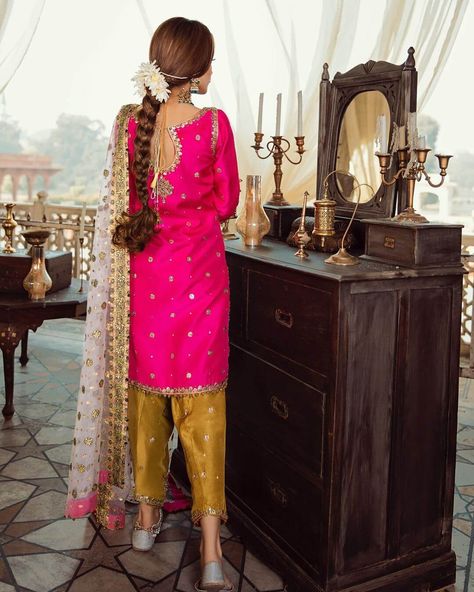 Different Ways To Wear A Gajra For A Trendsetter Bridal Look Silk Kameez, Wedding Salwar Kameez, Desi Dress, Kameez Designs, Pakistani Salwar, Indian Designer Suits, Culture Fashion, Green Lehenga, Salwar Kameez Online