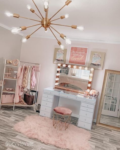 Impressions Vanity Co. on Instagram: “Mix and match! 😍 Here's some inspo with our Rose Gold Hollywood Iconic Premiere Pro mirror and our Slaystation 2.0 in white. A beautiful…” Girls Dressing Room, Rose Gold Room Decor, Rose Gold Rooms, Rose Gold Bedroom, Gold Room Decor, Beauty Room Vanity, Teen Girl Room Decor, Impressions Vanity, Bedroom Decor For Teen Girls