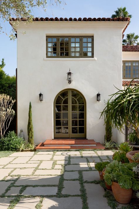 Spanish Style Homes Exterior Curb Appeal, Small Spanish House, Spanish Colonial Exterior, Spanish Revival Exterior, Spanish Style Homes Plans, Modern Spanish Colonial, Spanish House Exterior, Hardscape Materials, Spanish Style Home Exterior