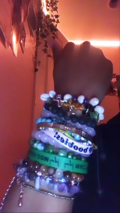 Wrist Full Of Bracelets, Lots Of Bracelets On Wrist, Baddie Bracelets, Bracelets On Wrist, A Lot Of Bracelets, Y2k Bracelets, Lots Of Bracelets, Body Jewelry Diy, Bracelet Aesthetic