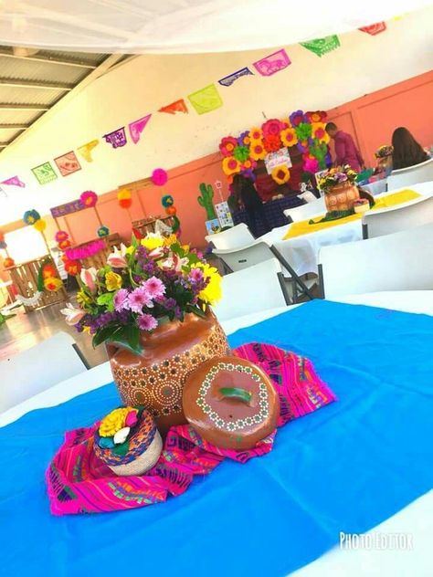 Mexican Centerpieces Wedding, Mexican Centerpieces Fiestas, Oaxaca Decor, Fiesta Centerpieces Mexican, Mexican Centerpiece Ideas, Mexican Centerpiece, Mexican Fiesta Birthday Party, Mexican Theme Party Decorations, Mexican Wedding Cake