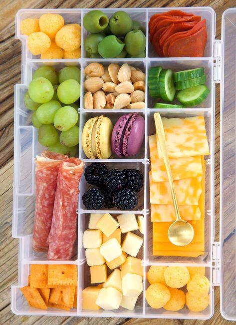 Tackle Box Snack Ideas, Shackle Box Ideas For Adults, Plane Snack Box Ideas, Healthy Snacklebox Ideas, Snackle Box Ideas For Kids, Snackle Box Ideas For Adults, Snacklebox Ideas, Beach Appetizers, Snackle Box Ideas