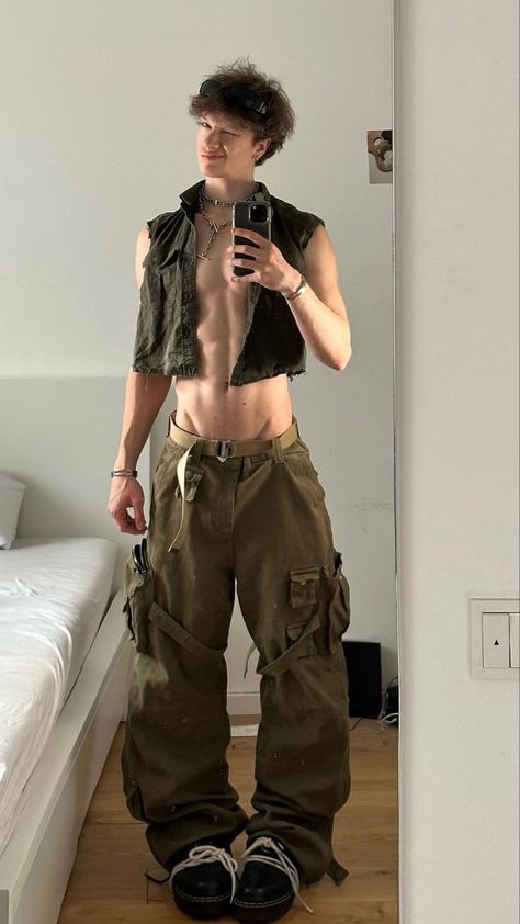 Mode Queer, Cargo Pants Outfit Men, Crop Top Men, Green Pants Outfit, Cargo Outfit, Mens Crop Top, Pants Outfit Men, Cargo Pants Outfit, Gay Fashion