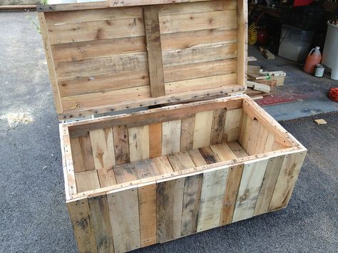 pallet toy box - Google Search Pallet Wood Night Stand Diy, Pallet Toy Boxes, Diy Toy Box Plans, Diy Outdoor Toys, Toy Box Plans, Wood Toy Box, Outdoor Toy Storage, Wooden Pallet Crafts, Diy Toy Storage