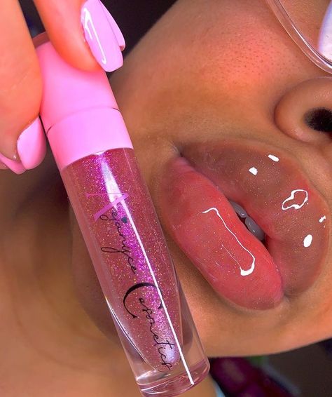 Purple Glitter Lip Gloss, Glitter Gloss Lips, Baddie Lip Gloss, Lip Gloss On Lips, Clear Glitter Lip Gloss, Lip Gloss Business Ideas, Lip Gloss Aesthetic, Lip Gloss Business, Lip Plumper Gloss