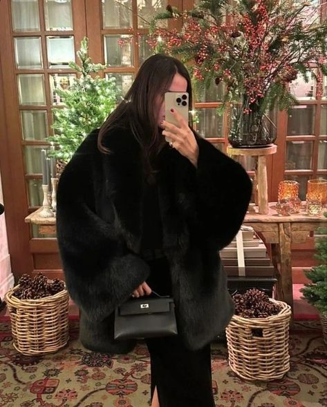 Short Black Fur Coat Outfit, Black Fur Coat Outfit Classy, Black Fur Coat Outfit, Faux Fur Coats Outfit, Fur Jacket Outfit, Black Fur Jacket, Fur Coat Outfit, Black Fur Coat, Black Faux Fur Coat