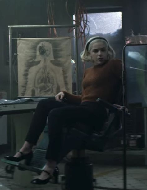 Sabrina Spellman Shoes, The Chilling Adventure Of Sabrina Outfit, The Chilling Adventures Of Sabrina Spellman Outfit, Sabrina Spell Man Outfits, Sabrina Spellman Fashion, Chilling Adventures Of Sabrina Outfits, Caos Aesthetic, Red Turtleneck Outfit, Coachella Fashion Outfits