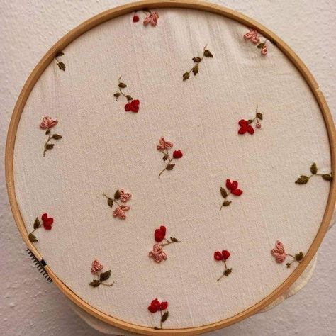 Simple Floral Embroidery Tutorial, Pink Floral Embroidery, Floral Hand Embroidery Designs, Floral Embroidery Simple, Small Cute Embroidery Designs, Simple Floral Embroidery Patterns, Embroidery Flowers Simple, Flower Embroidery Simple, Small Embroidery Flowers