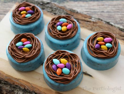 I can't tell you how excited I am about these Easter Nest Oreo's!  Well yes, I can.  You see they turned out just as I had planned and even... Easter Oreo, Easy Bake Oven Mixes, Easter Oreos, Easter Nests, Easter Sweets, Christmas Cake Pops, Chocolate Covered Treats, Easter Baking, Oreo Pops