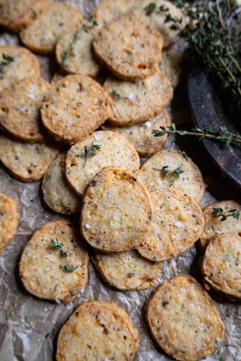 Savory shortbread cookies on crumbled parchment paper, topped with fresh thyme. Savoury Food Gifts, Thyme Shortbread Cookies, Savoury Shortbread Cookies, Savoury Cookies Recipes, Savory Shortbread Cookies, Savory Christmas Cookies, Savory Christmas Gifts, Savory Holiday Snacks, Sourdough Shortbread Cookies