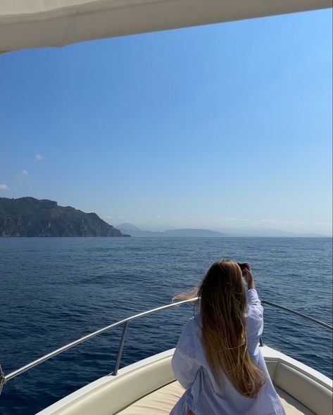 Pontune Boat, Boat Ride Aesthetic, Amalfi Coast Boat, 2025 Prayer, Wanderlust Aesthetic, Ride Aesthetic, Prayer Vision Board, Italy Amalfi Coast, Vacation In Italy