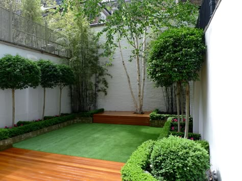 When it comes to backyard design, it doesn't always have to be just one option or the other. We love the look of mixing, matching and blending styles, tones and textures to create diverse and versatile Artificial Grass Courtyard Ideas, Fake Grass Courtyard, Artificial Grass Courtyard, Inner Garden Design, Fake Grass Garden Ideas, Fake Outdoor Plants Landscaping, Grass Courtyard, Backyard Grass Landscaping, Balau Decking