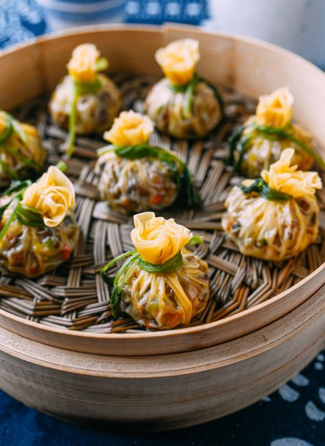 These golden Steamed Money Bag Dumplings are a Chinese New Year appetizer symbolizing wealth and good fortune. The filling is flexible, as well as the wrapper. Learn how to make them with our easy recipe. Source: thewoksoflife.com Traditional Chinese New Year Dishes, Beautiful Dumplings, Chinese New Year Dishes, New Year Food, New Years Appetizers, Vegetarian Oyster Sauce, Chinese New Year Food, Wok Of Life, Woks Of Life