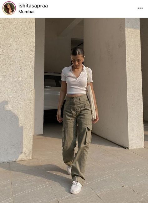 Kargo Outfits, Korean Cargo Pants Outfit, 90s Cargo Pants Outfit, Outfit With Green Cargo Pants, Oversized Cargo Pants Outfit, How To Style Green Cargo Pants, Green Cargo Pants Outfit Winter, Outfits With Green Cargo Pants, Cargo Pants Outfit Hijab