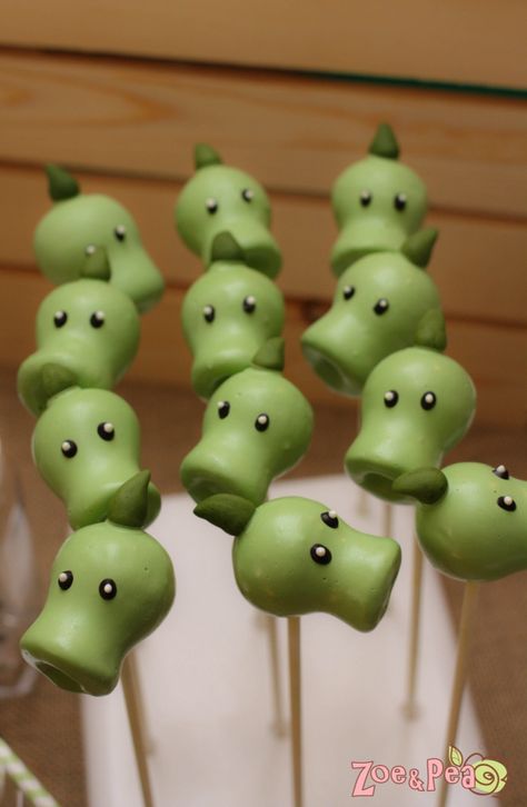 PVZ. Cake pops Zombie Birthday Party Decorations, Zombie Party Decorations, Zombie Birthday Cakes, Plants Vs Zombies Cake, Zombie Halloween Party, Plants Vs Zombies Birthday Party, Zombie Cake, 9th Birthday Cake, Zombie Birthday Parties