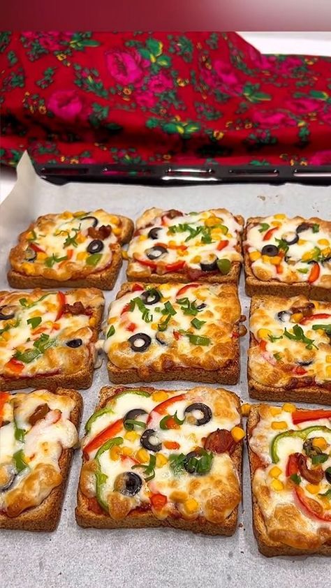 Pizza On Toast, Dry Oregano, Catering Ideas Food, Bread Pizza, Tasty Recipes Videos, Quick Recipes Snacks, Healthy Food Dishes, Food Vids, On Toast