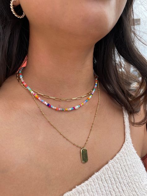 Colorful Necklace Aesthetic, Beaded Jewelry Color Combos, Colorful Necklace Outfit, Cute Necklace Combos, Cute Beach Necklaces, Beach Necklace Aesthetic, Summer Necklace Ideas, Necklaces Combo, Necklace Combos