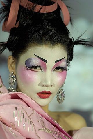 John Galliano Dior, Japanese Culture Art, Geisha Makeup, Fashion Show Makeup, Pat Mcgrath Makeup, Galliano Dior, Makeup Training, Show Makeup, Drag Queen Makeup