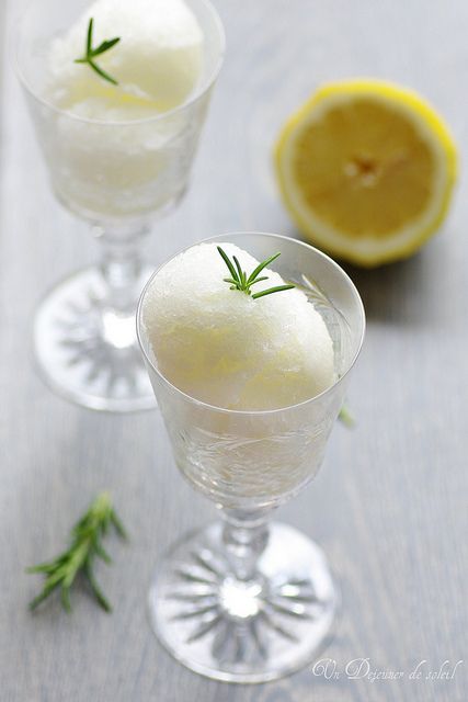 Sorbet au citron (avec ou sans sorbetière) Sorbet Dessert, Granitas, Ice Cream Inspiration, Sorbet Ice Cream, Meatless Main Dishes, Lemon Sorbet, Blended Drinks, Frozen Yoghurt, Love Ice Cream