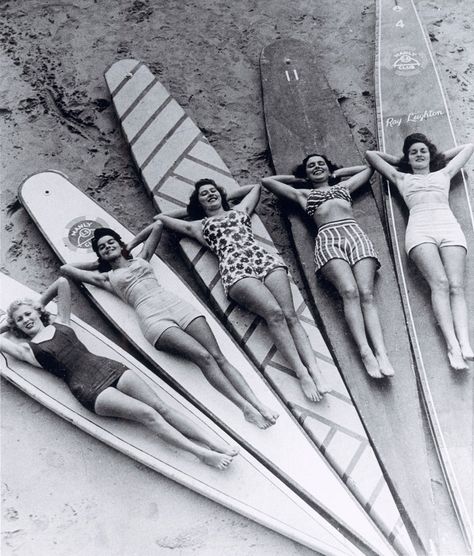 Vintage Surf Sirens taken by Ray Leighton between 1938-1946 in New South Wales, Australia Decoration Surf, Vintage Surfing, Surf Vintage, Surfer Girls, Manly Beach, Surf Decor, Look Retro, Vintage Surf, Photo Vintage