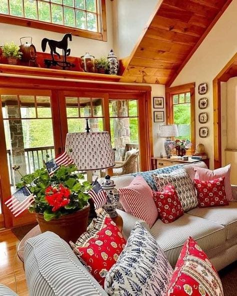 Americana Decor Living Room, Americana Living Rooms, Living Dining Room Ideas, Cottage Beach House, Cottage Style Interiors, Maine Living, French Country Living Room, English Decor, Country Cottage Decor