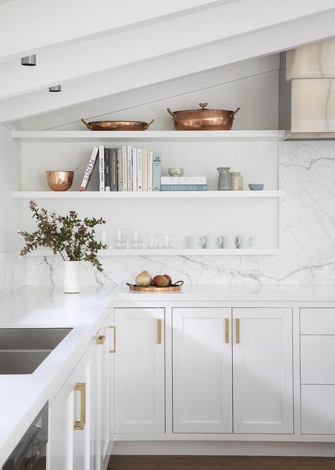 Kitchen Shelves Styling, Kitchen Designers, Kitchen Ceiling Design, Angled Ceiling, Kitchen Ceiling, White Kitchen Design, Marble Counter, Home Luxury, Kitchen Farmhouse