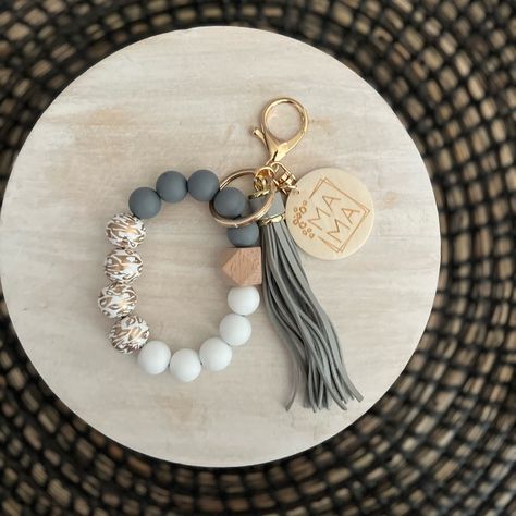 This Wood And Silicon Beaded Mama Keychain Bracelet Is Perfect For Your On The Go Needs. Not Only Do They Keep Your Keys Together But They Also Keep Your Hands Free. This Item Is One Size Fits Most. If You Need Specifications On Sizing, Please Feel Free To Send Me A Message As I Will Guarantee To Get Back To My Customers Within 24 Hours. I Will Ship Within 1 Business Day. Keychain Silicone Beads, Cute Beaded Keychains, Diy Silicone Bead Keychain, Silicone Bead Keychain Ideas, Silicone Bead Crafts, Clay Bead Keychain, Silicone Keychains, Bead Wristlet Keychain, Silicone Bead Wristlet