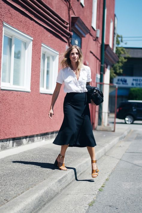 Summer work wear: white linen top, black skirt Black Linen Skirt Outfit Summer, Black Aline Skirt Outfits, Black Linen Skirt Outfit, Aline Skirt Outfit, Linen Skirt Outfit, Black Skirt Outfit Summer, August Diaries, Professor Fashion, Summer Office Looks