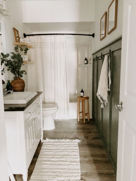 Cool Bathroom, Bathroom Organization Ideas, Guest Bathroom Remodel, Interior Bathroom, Bathroom Inspiration Decor, Simple Bathroom, Minimalist Bathroom, Bathroom Wallpaper, Bathroom Renos