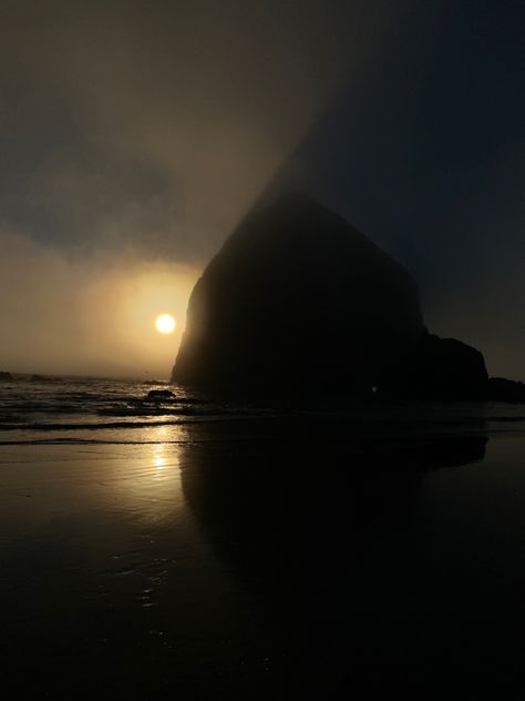 Haystack Rock Oregon, Oregon Beach, Haystack Rock, Cannon Beach Oregon, Aesthetic Nature, Cannon Beach, Oregon Coast, Sea Shells, Oregon